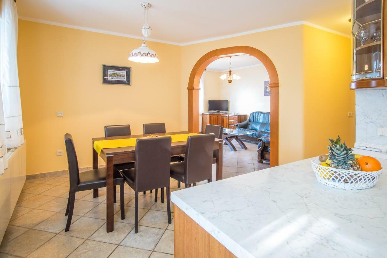 Apartman Cubranic Apartment Vrbnik Exterior foto