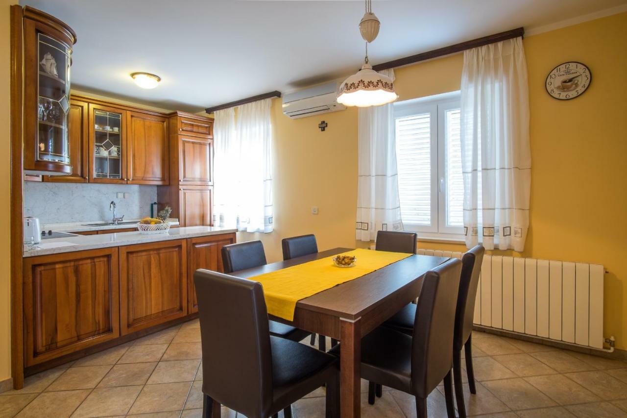 Apartman Cubranic Apartment Vrbnik Exterior foto